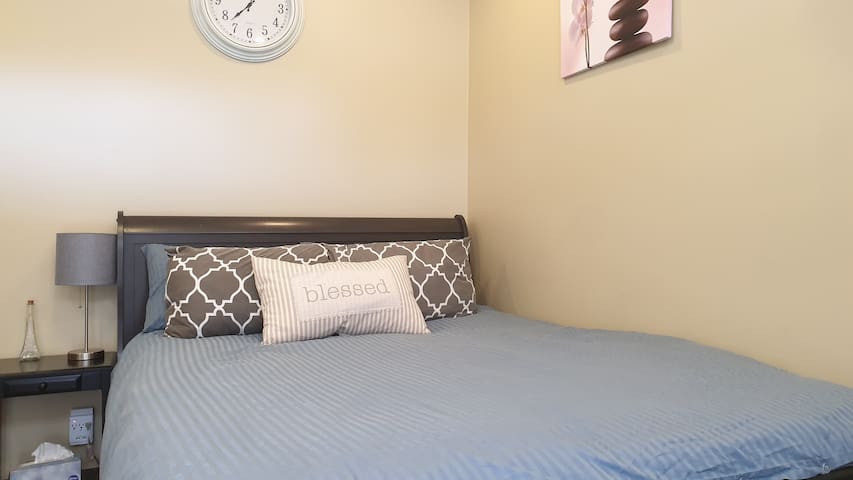 Cozy functional studio with kitchenette & Netflix!