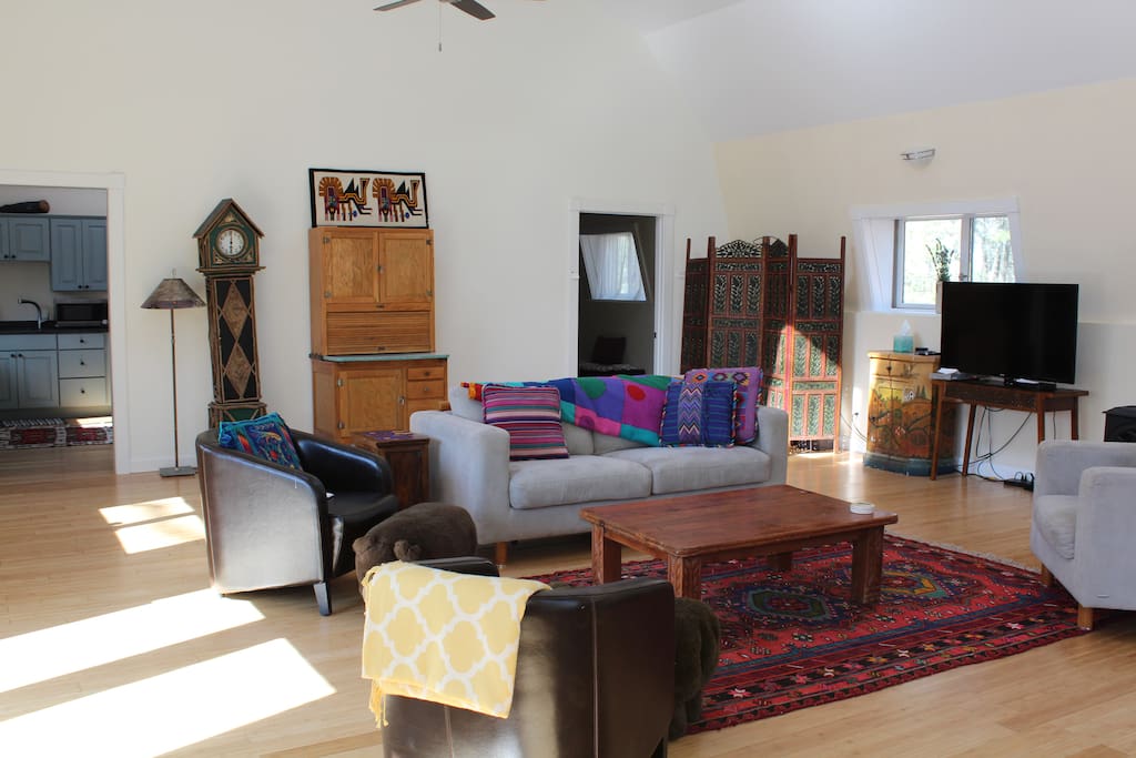 Great Room with Sofa bed, Large Screen with Full Cable and Fireplace