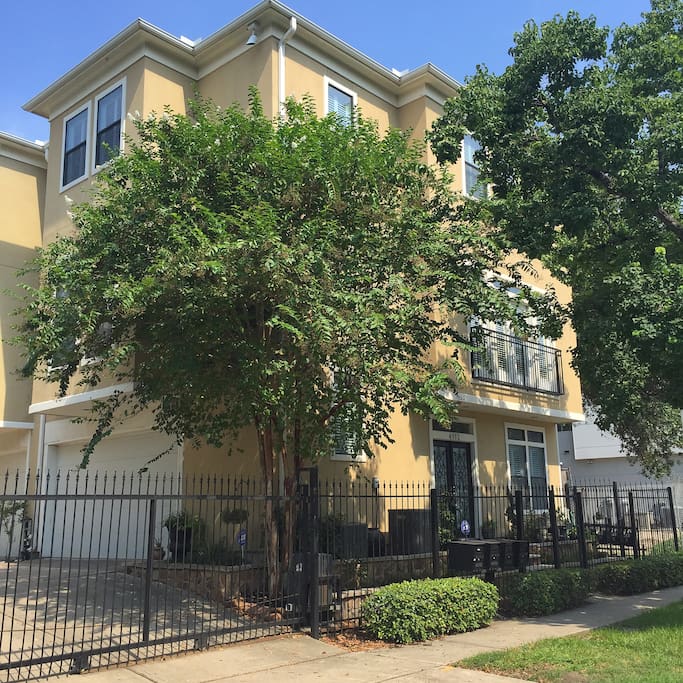 Gated townhome in Museum District. Free and easy street parking. Walking distance from all museums, Hermann Park (walking trails, amphitheater, etc), zoo, metra rail!