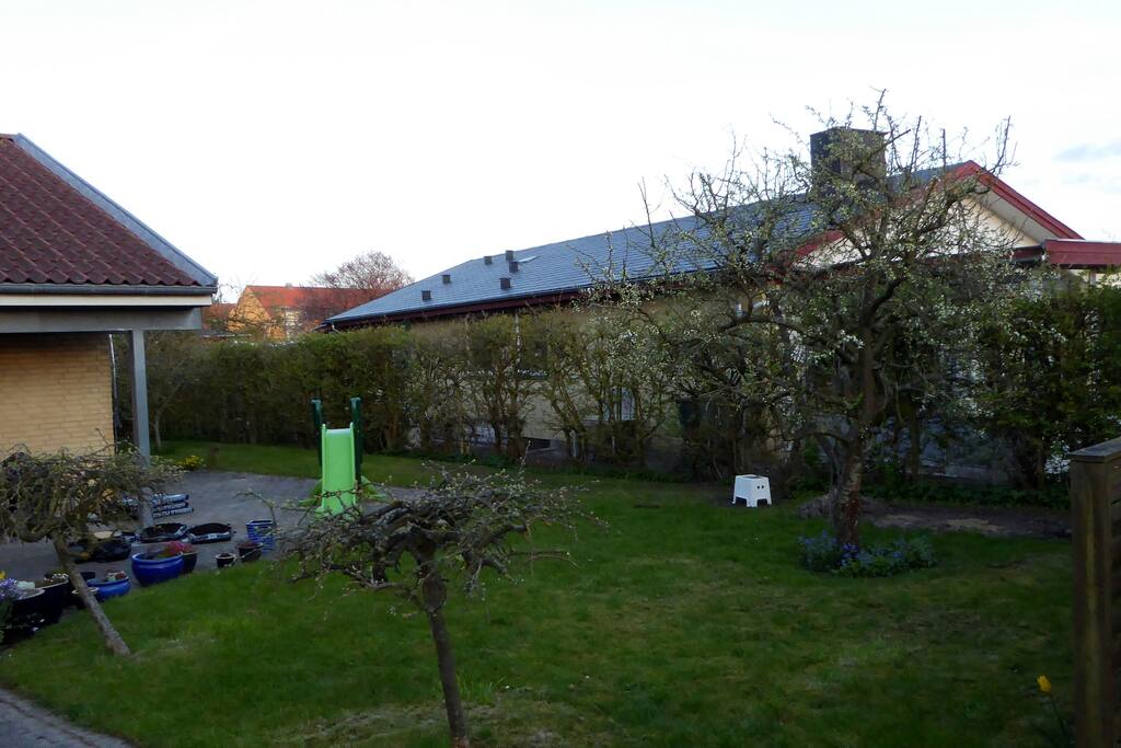 Space for children and there is a trampolin behind the house.
