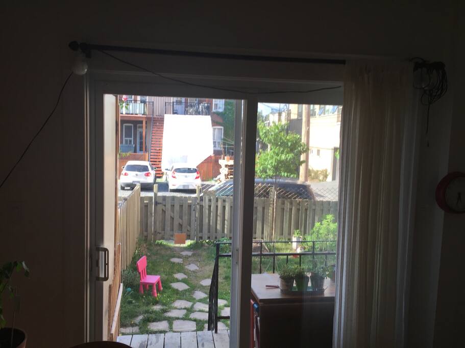 Cuisine avec portes patio donnant sur un balcon et sur la cour