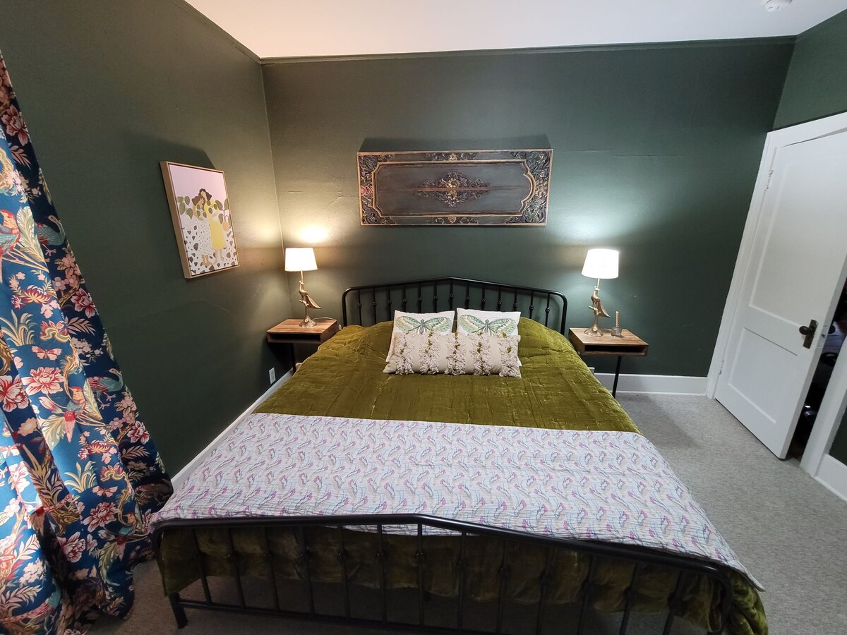 Spavaća soba broj 1 ima bračni krevet i luksuznu posteljinu za savršen san.