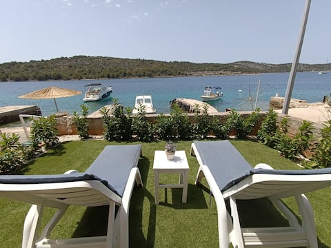 Top performing Airbnb: Charming Island House in Kaprije