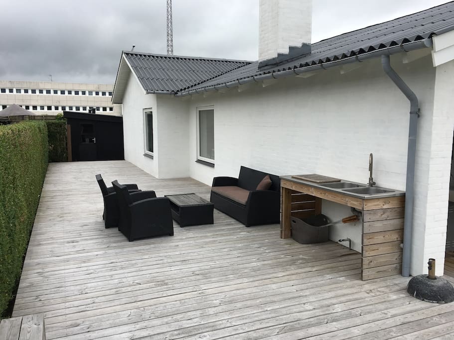 Terrasse på siden af hus med udekøkken