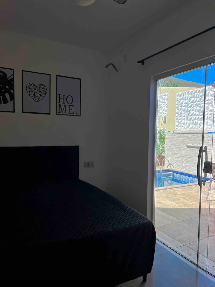 Chumba cha 3 cha kulala/ chenye feni za dari na mandhari ya bwawa 