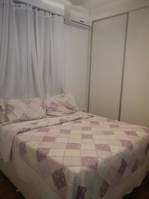 Quarto casal suite com ar-condicionado e TV a cabo.