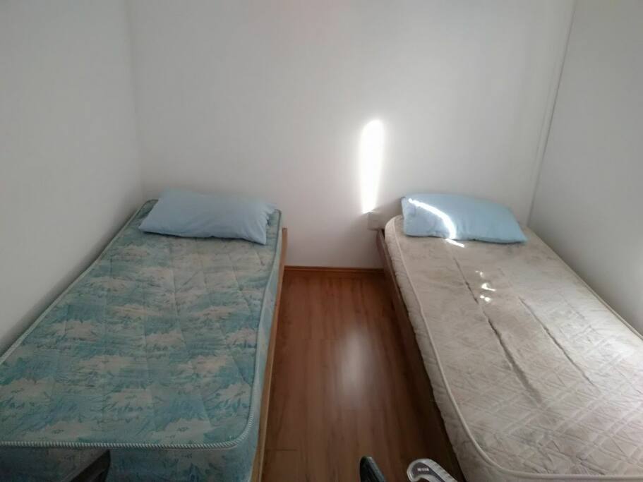 2 camas con posibilidad a 1 colchón mas