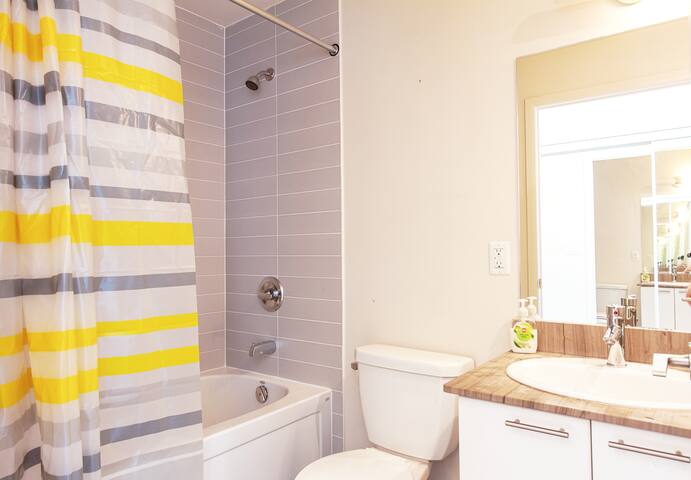 Elegant 2 BD Waterfront Condo Downtown Toronto gallery image 4