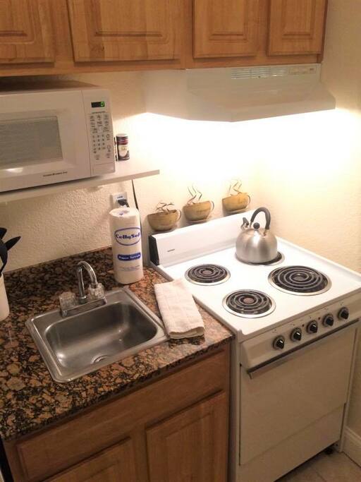 The cute, efficient and fully equipped kitchen
