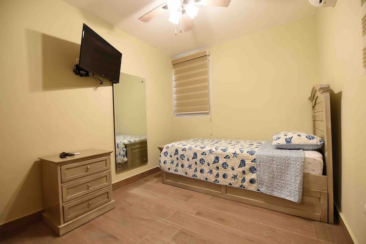 Este es el tercer dormitorio. La habitación cuenta con una cama nido. 2 personas pueden dormir en esta habitación.
