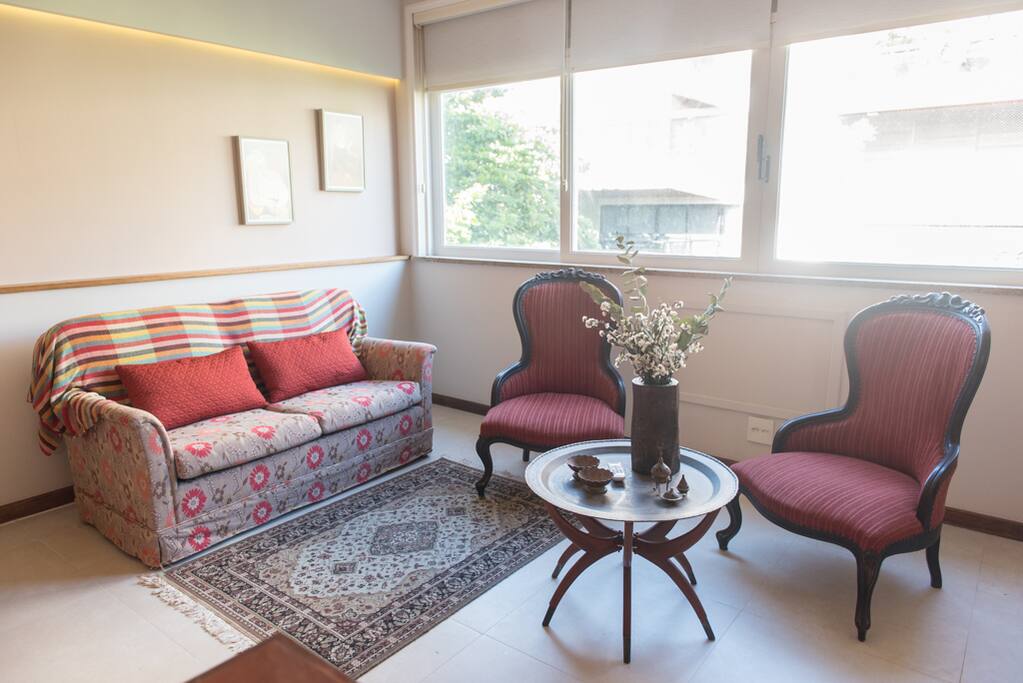 Sala de estar com os janelões ao fundo