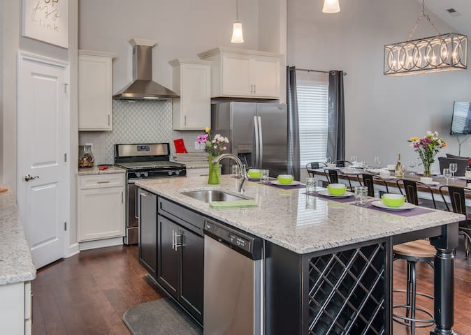 HUGE Ultra Luxe Home w/ 12 beds near Downtown gallery image 5