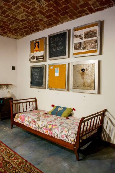 Ingresso living con divano letto singolo.