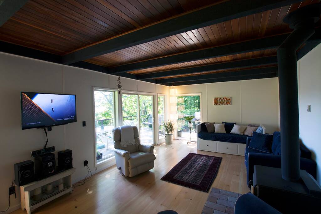 Large living room with king size trundle bed for extra sleeping.
