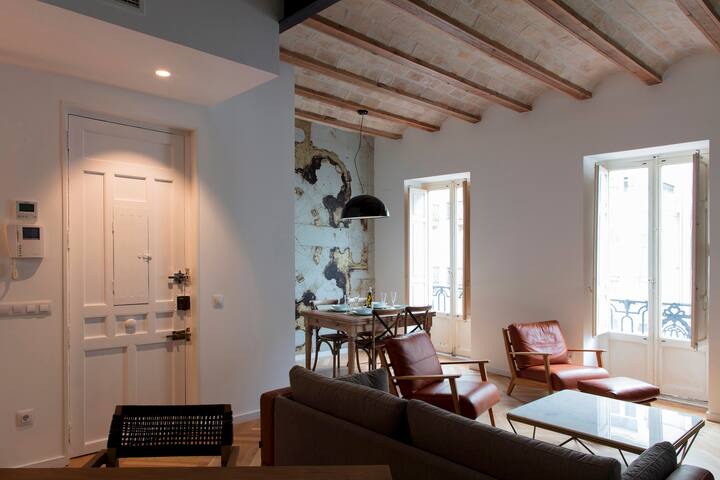 Elegant and central, in a spectacular area.