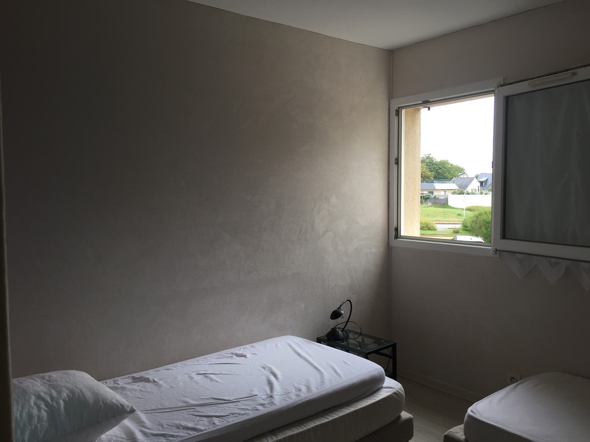 חדר שינה עם שתי מיטות יחיד שניתן לחבר ומזרן על הרצפה לילדים, חדר מקלחת צמוד