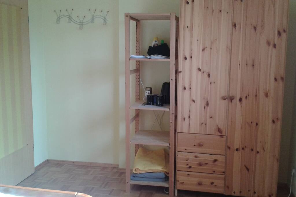 Kleiderschrank u. Regal mit Wasserkocher