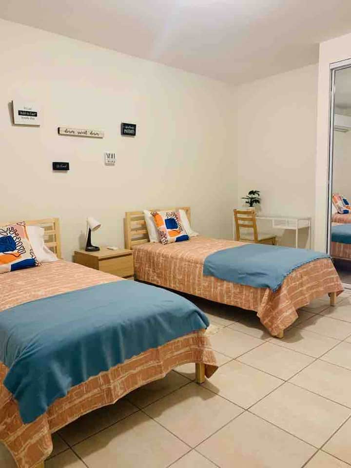 Chambre 2 avec poste de travail
