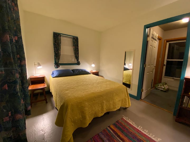 Долу Дребна спалня. Легло в пълен размер. Баня с душ точно пред стаята. 