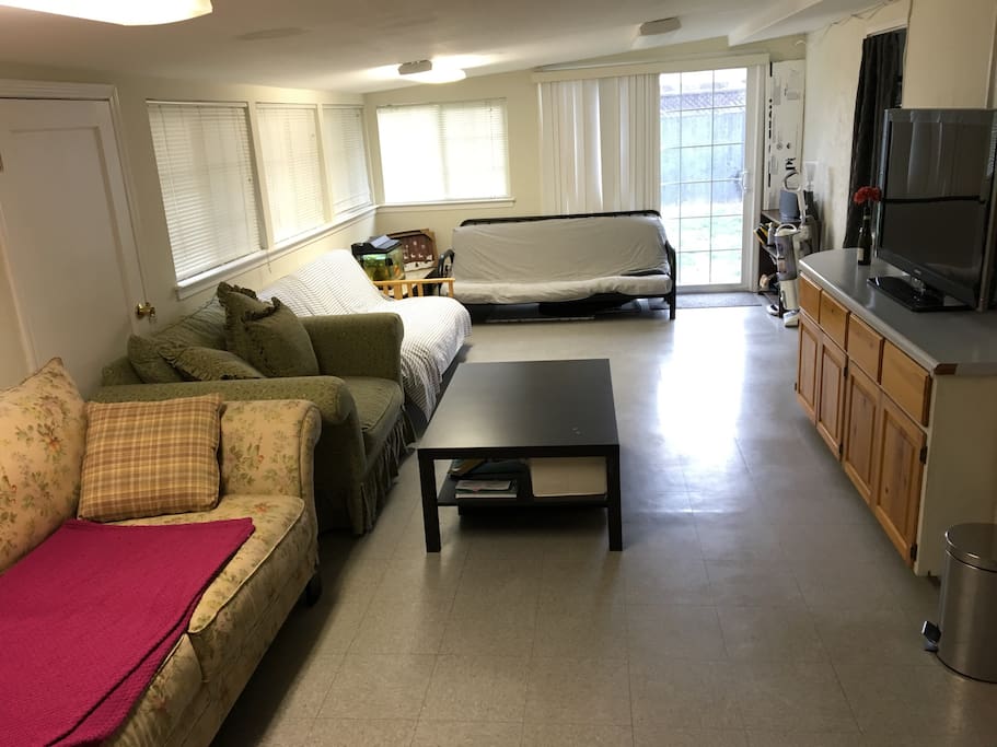 Lounge area with plenty of seating and space !