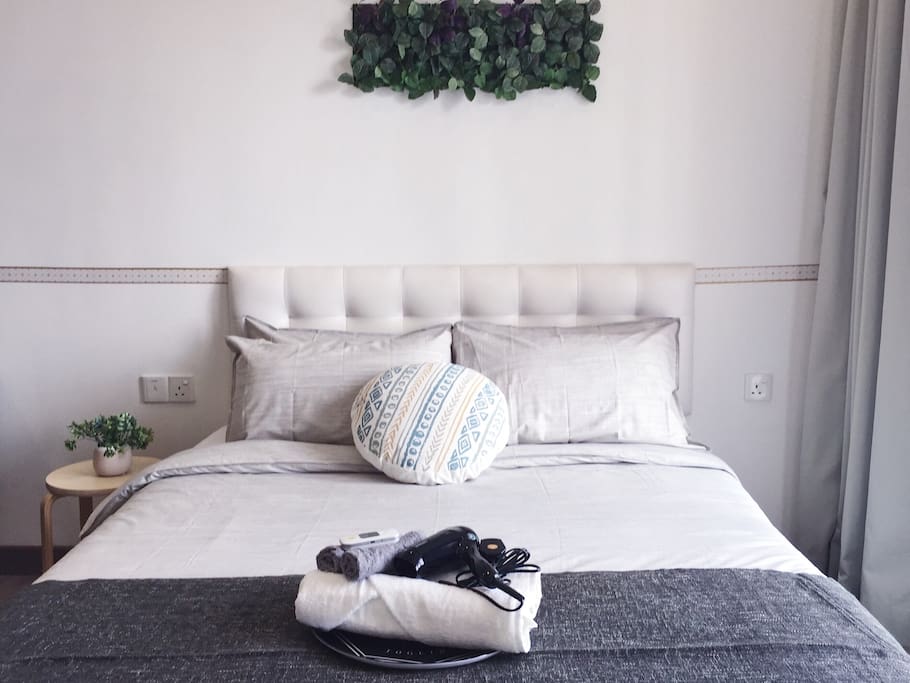 Comfortable queen size bed with 4 pillows