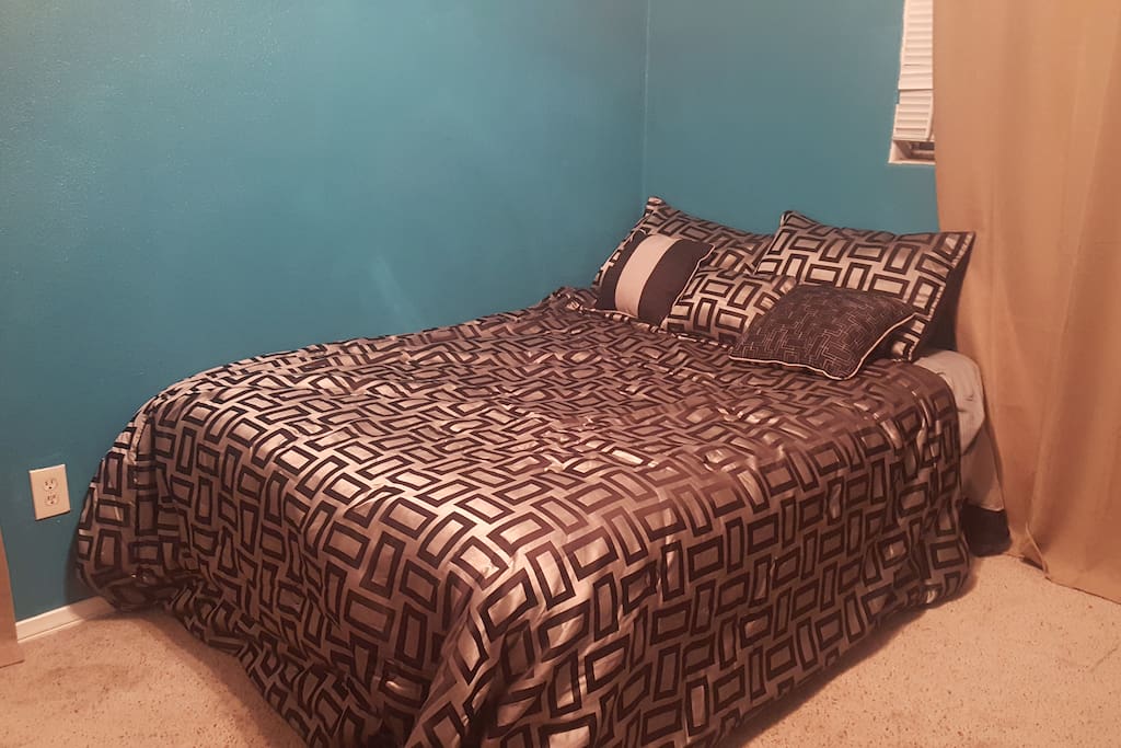Full size bed. Very comfortable.