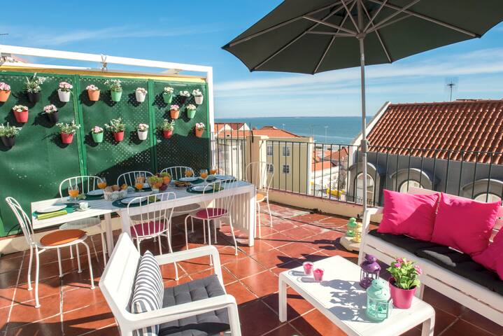 RM7- fantastic terrace and river view! FAST WIFI gallery image 3