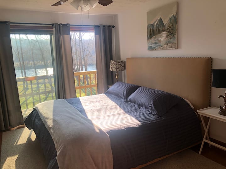 La suite con camera da letto principale offre una splendida vista sul fiume e molta luce naturale. C'è un letto matrimoniale grande, un bagno completo privato, una grande TV a schermo piatto con Direct TV, un lettino per bambini, tende oscuranti per la camera e tanto spazio per cassetti e armadi. 