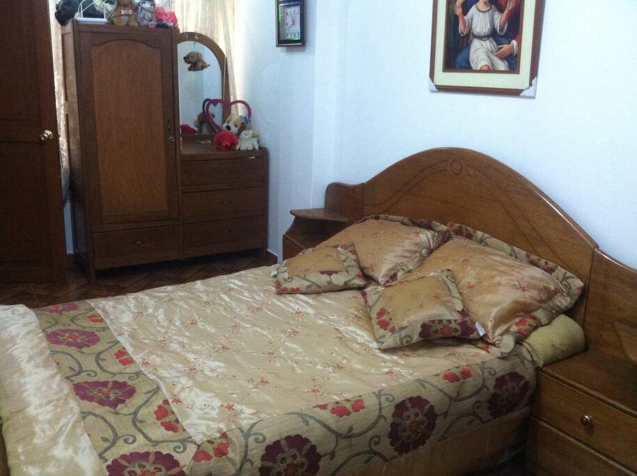 Habitación con cama matrimonial y tiene se puede añadir una cama simple