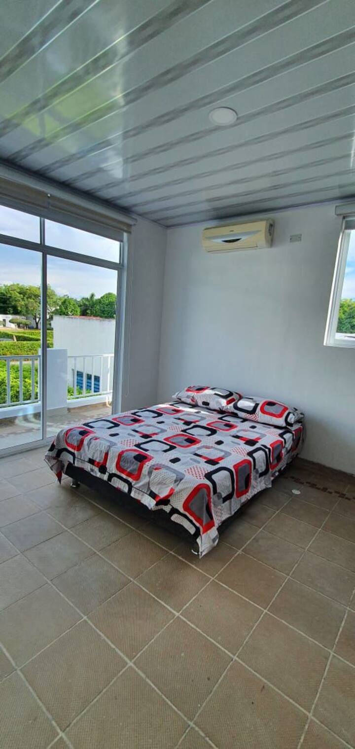 Cuarto principal con baño privado, cama doble, aire acondicionado, closets, TV con parabólica y balcón hacia la piscina.