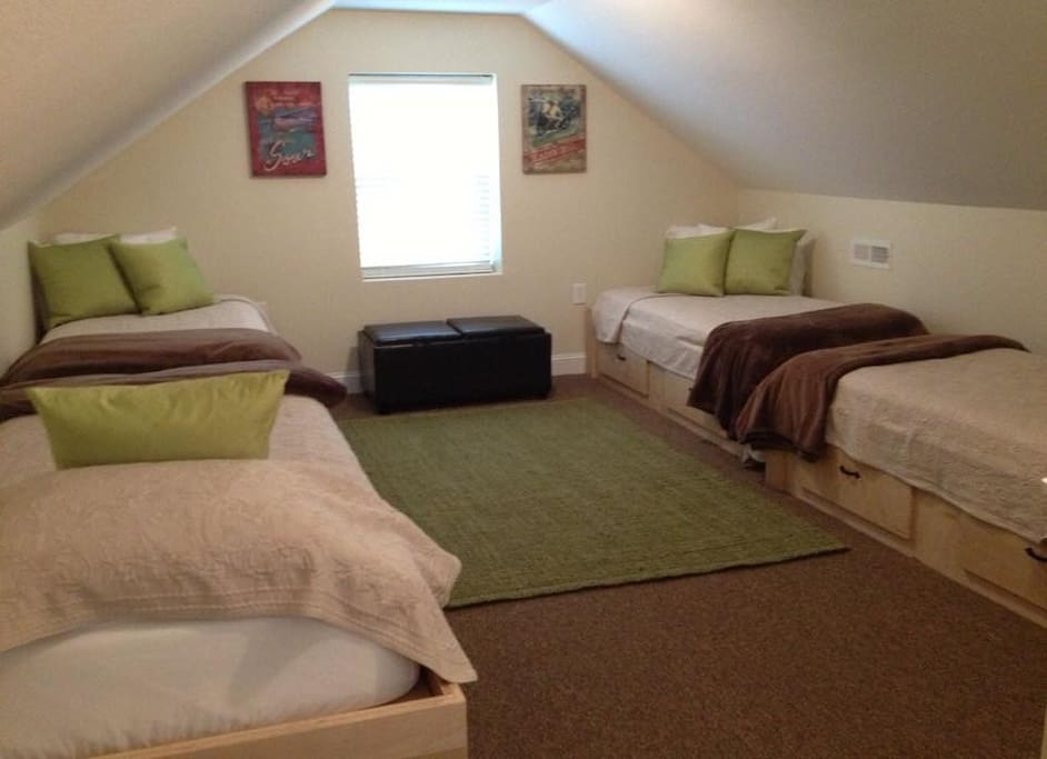 Upstairs Loft- features 4 beds