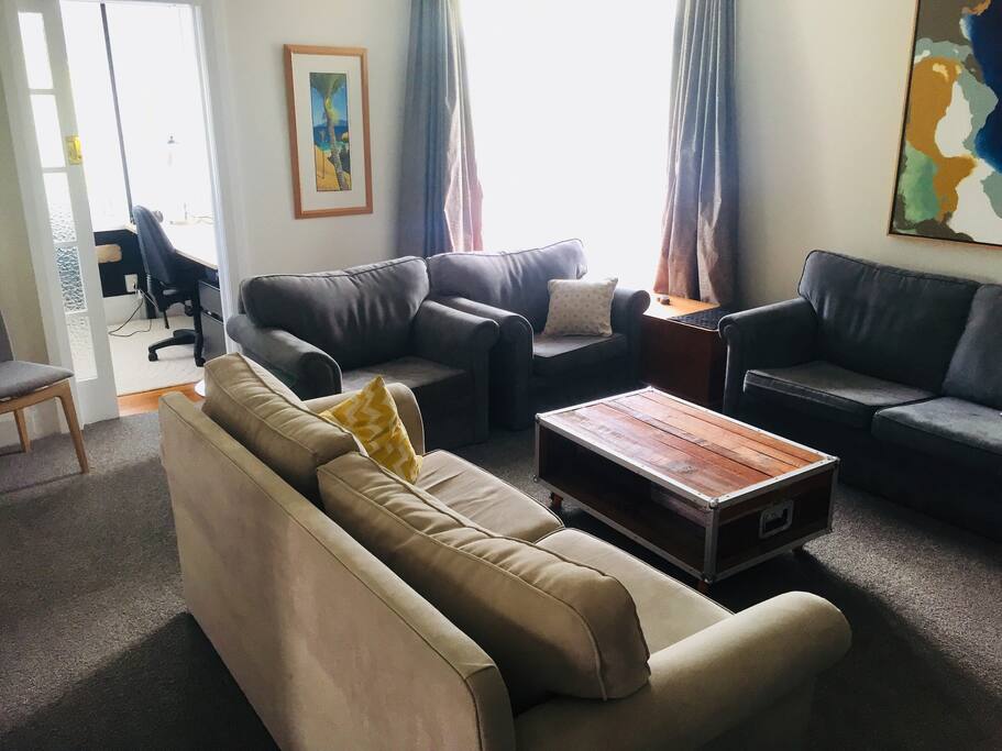 Separate living room (view 1)