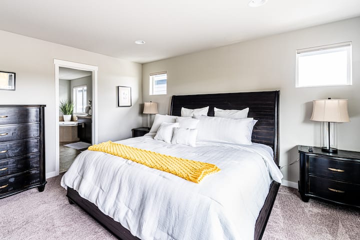 ห้องนอนใหญ่ # ที่นอนเมมโมรี่โฟมขนาดคิงไซส์ 1 หลังสมาร์ททีวีขนาด 65 นิ้ว