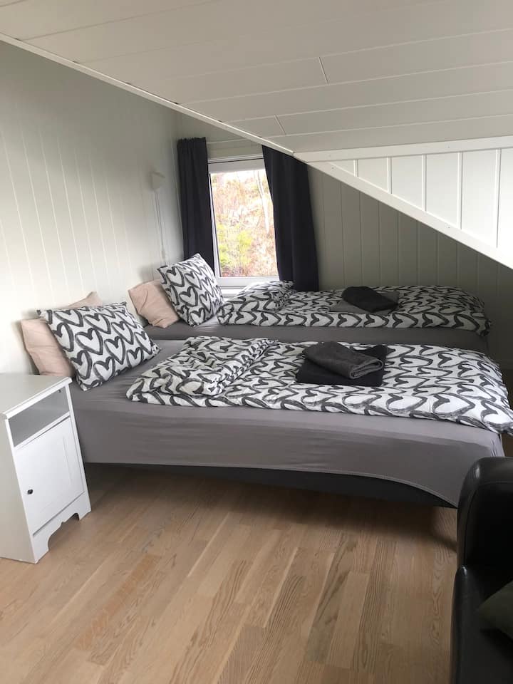 Här finns 2 bäddar i ett sovrum med totalt 4 bäddar.