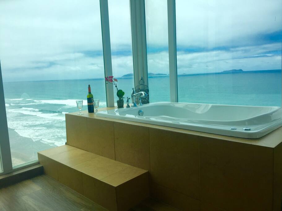 Master bedroom with its own Jauzzi, and amazing sunset views.