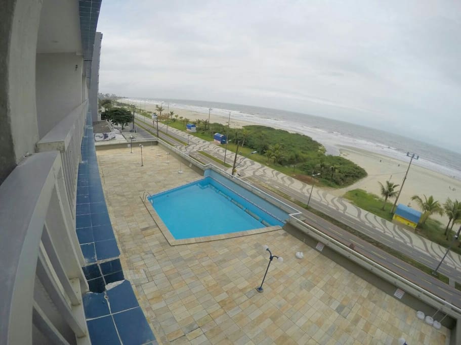 Piscina adulta - frente para o mar