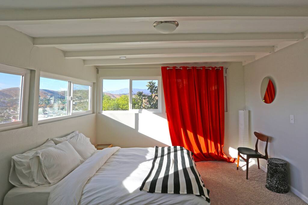 Queen bed with Casper mattress, Snowe comforter, always super clean sheets.