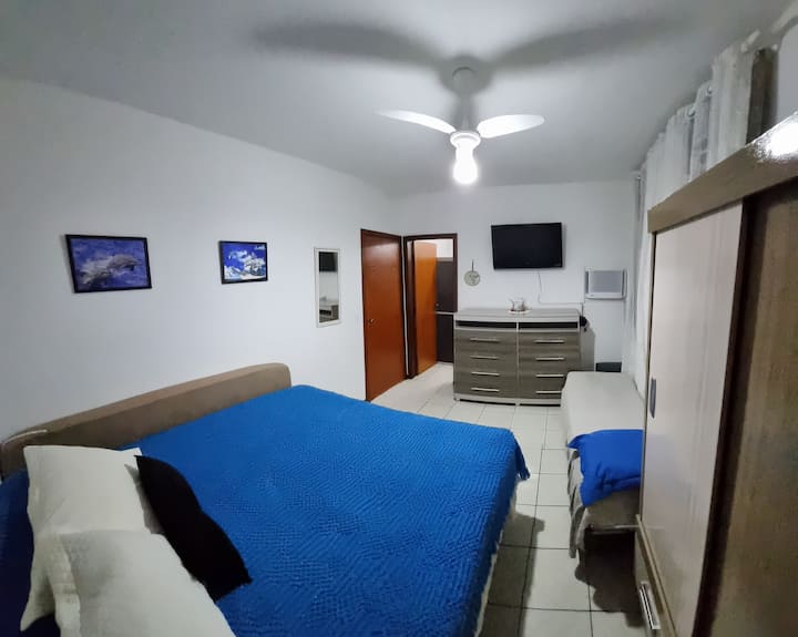 Chumba cha kulala cha ndani na kiyoyozi na televisheni ya kebo 