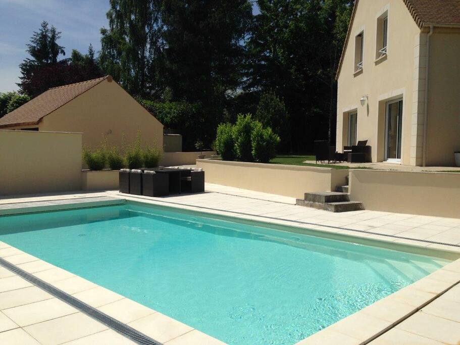 Piscine chauffée à 30°. Dimensions de la piscine 10 x 4,5 m.