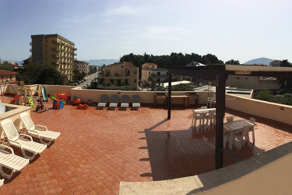 Terrazza, gazebo, barbecue, sdraio, giochi...