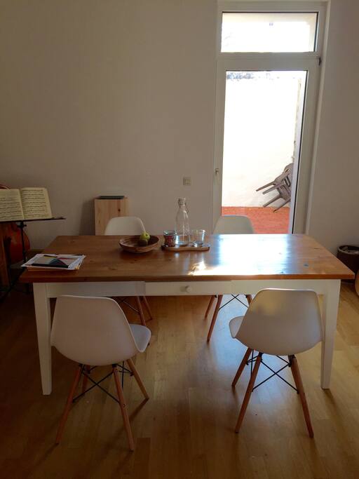 Wohnzimmer mit großem Ess-/Arbeitstisch