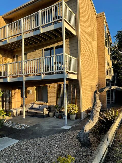 Modern Bermagui townhouse on beach side location!