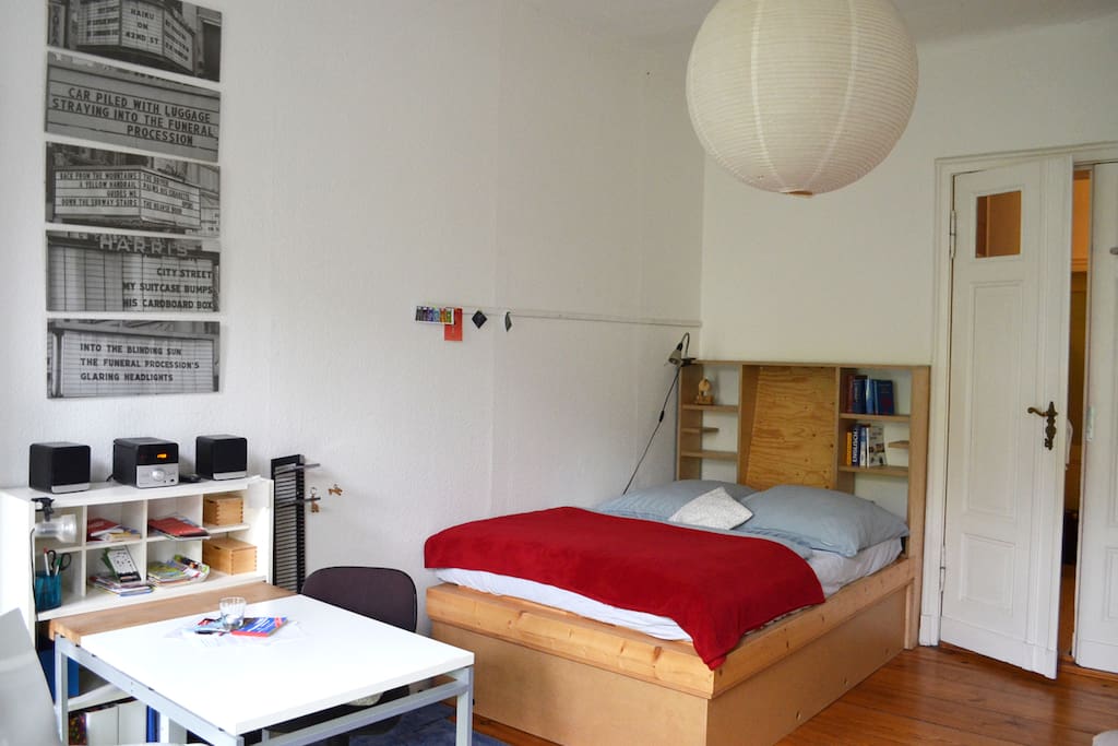 the bed is best for singles or couples ... only 1,40 mtr. wide