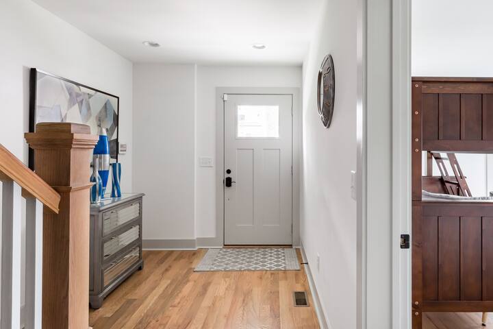 Three Story Home With Urban Courtyard Minutes to Downtown gallery image 4