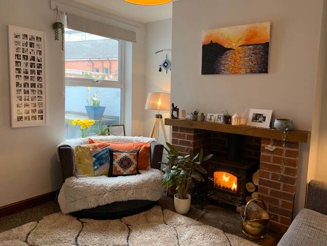 CHESTER| Large attic room| 5 min walk from station