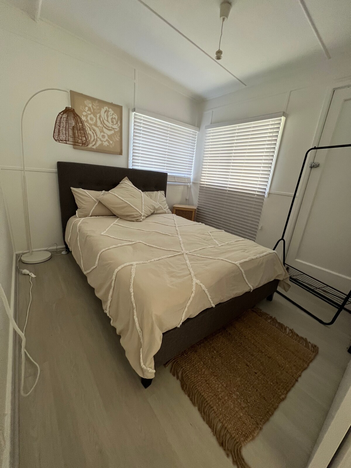 Kjo dhomë gjumi ka një krevat dopio vetëm hapësirë minimale në dollap 