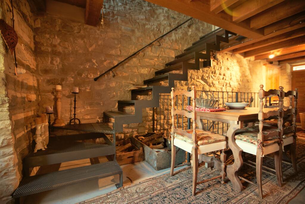 Piano terra open-space con tavolo da pranzo