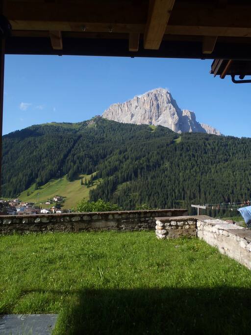 questa è la vista dalla porta di casa... ecco a voi, il Sassolungo!