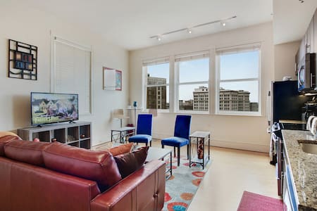 AMAZING DOWNTOWN CONDO WITH GREAT CITY VIEWS!