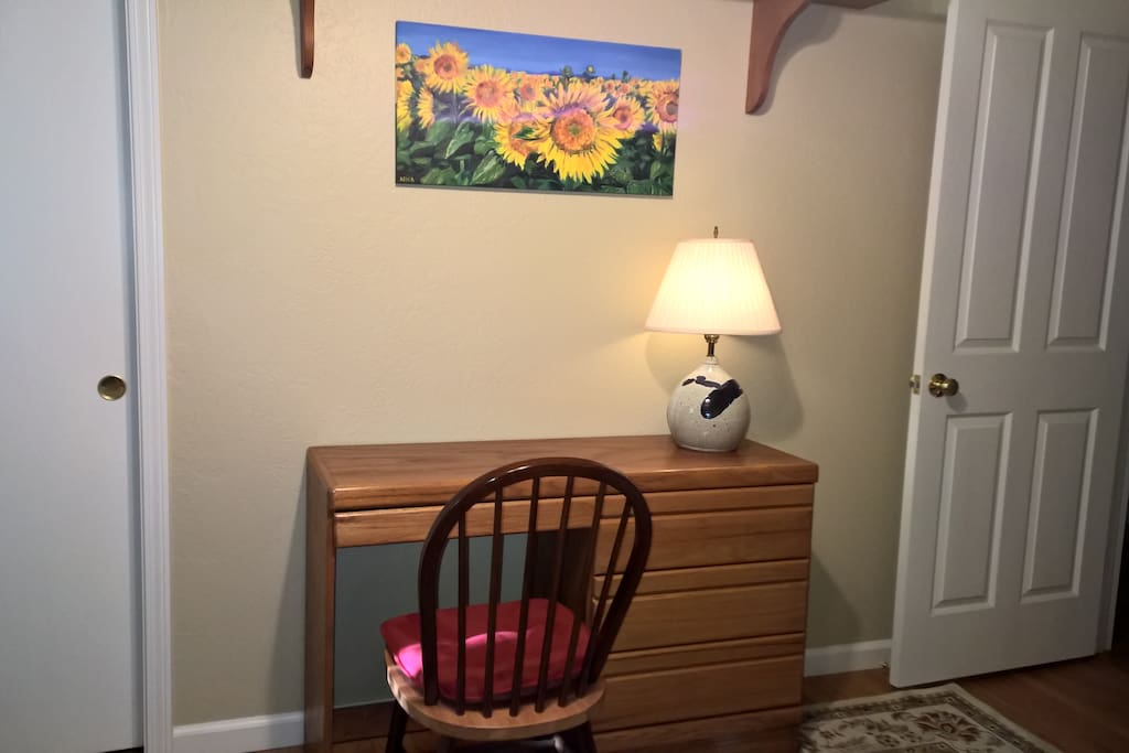 The desk has maps, a guide book and supplies, as well as 3 drawers available for guests' clothes.